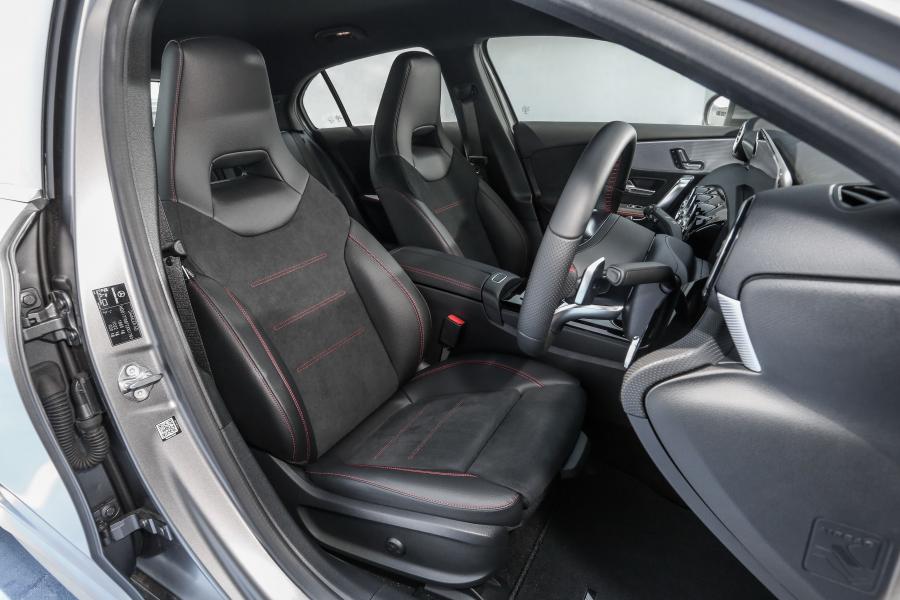 Интерьер Mercedes-Benz A250 AMG Line (W177) 2018 года  (MY) (фото 22 из 24)